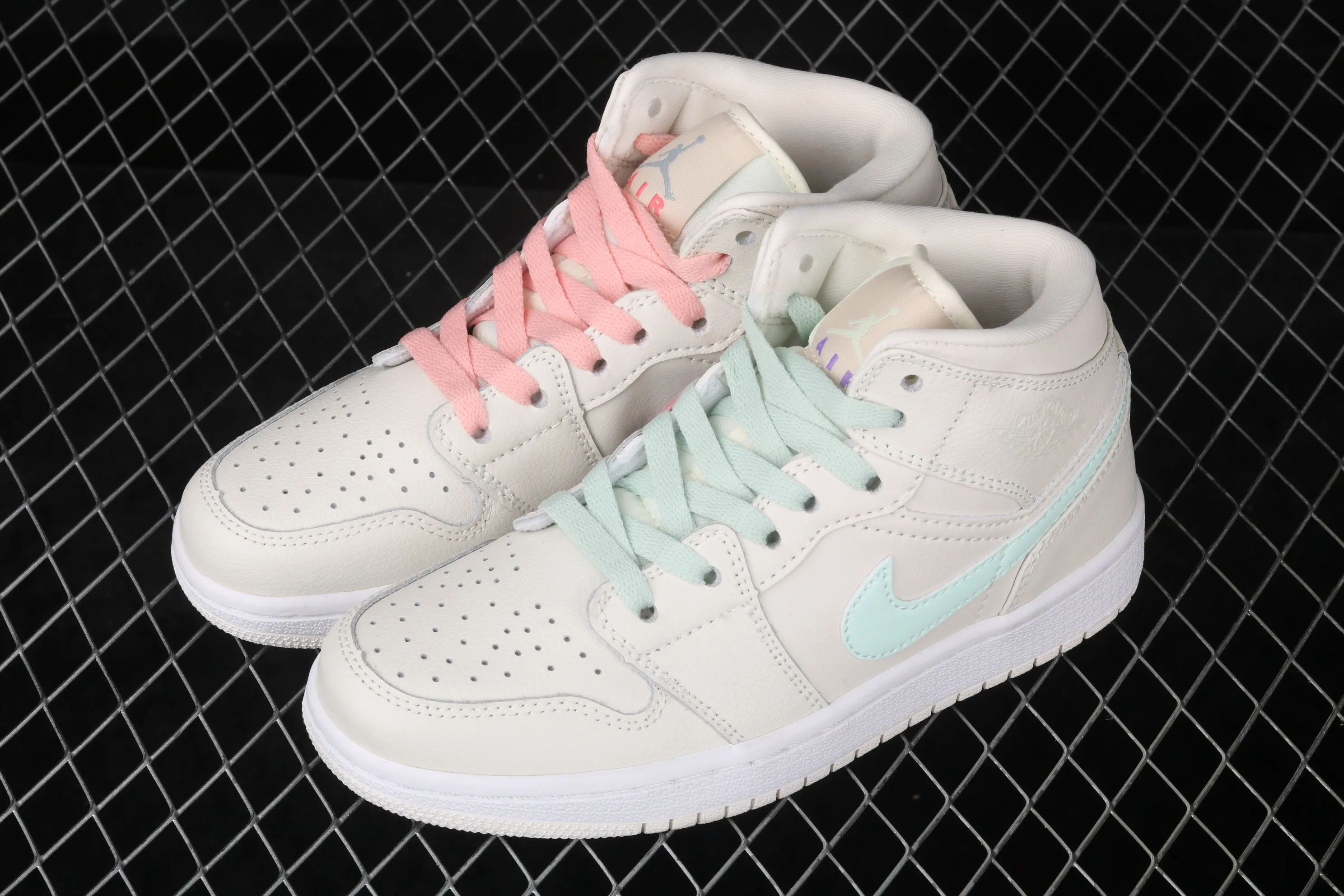 All categories Air Jordan Jordan series basketball shoes Air Jordan 1 Mid cost-effective version Air Jordan 1 Ret High AJ1 Joe 1 rice white mandarin duck hook 555112-035
